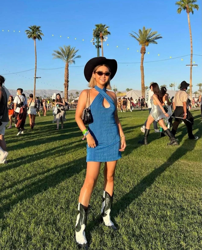 The beautiful girls rocked the roof at Coachella 2022: Burning eyes with shows of hot, sexy bodies - Photo 1.