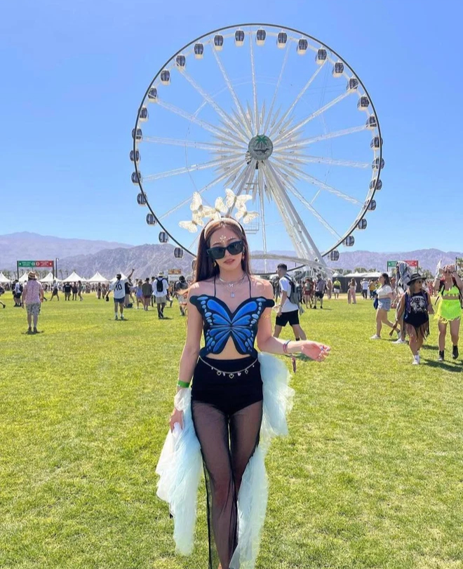 Beautiful girls rocking the roof at Coachella 2022: Burning eyes with shows of hot, sexy bodies - Photo 13.