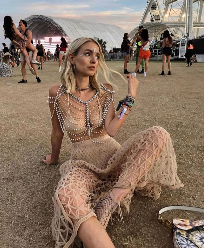 Beautiful girls rocking the roof at Coachella 2022: Burning eyes with shows of hot, sexy bodies - Photo 18.