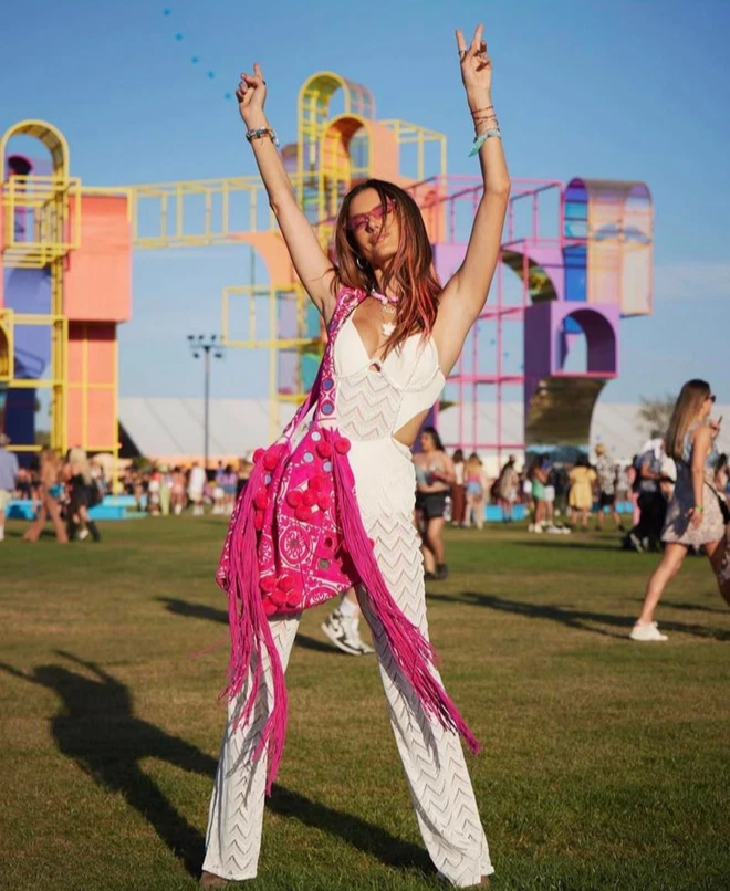 The beautiful girls rocked the roof at Coachella 2022: Burning eyes with shows off their hot, sexy bodies - Photo 17.