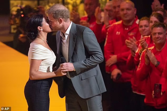Trang phục của Meghan Markle có gì hay ho mà bất ngờ leo lên top tìm kiếm, lấn át cả sự kiện mà cô tham dự? - Ảnh 5. Trang phục của Meghan Markle có gì hay ho mà bất ngờ leo lên top tìm kiếm, lấn át cả sự kiện mà cô tham dự? - Ảnh 5.