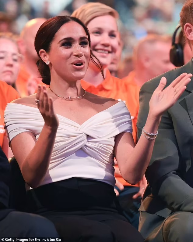 Trang phục của Meghan Markle có gì hay ho mà bất ngờ leo lên top tìm kiếm, lấn át cả sự kiện mà cô tham dự? - Ảnh 3. Trang phục của Meghan Markle có gì hay ho mà bất ngờ leo lên top tìm kiếm, lấn át cả sự kiện mà cô tham dự? - Ảnh 3.