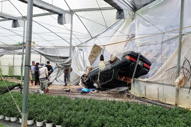 Car plunged into a deep abyss in Da Lat, 2 people were seriously injured - Photo 1.