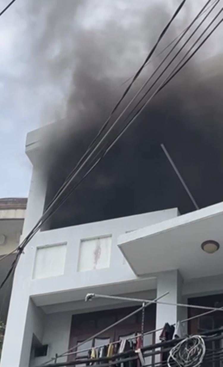 TP.HCM: Cháy nhà 3 tầng gần chợ Hạnh Thông Tây, 1 người tử vong - Ảnh 1.