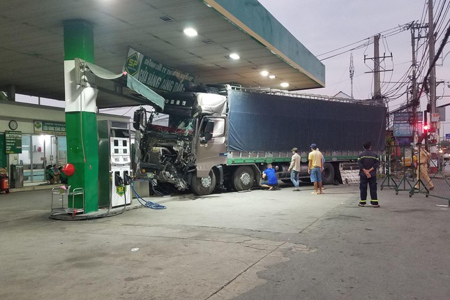 The truck crashed into two petrol pump poles after colliding with a container truck - Photo 1.