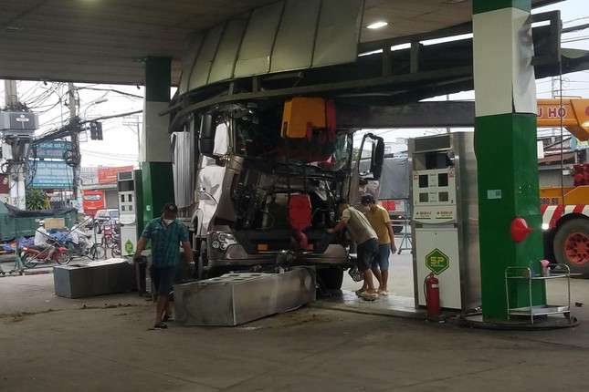 The truck crashed into two petrol pump poles after colliding with a container truck - Photo 2.