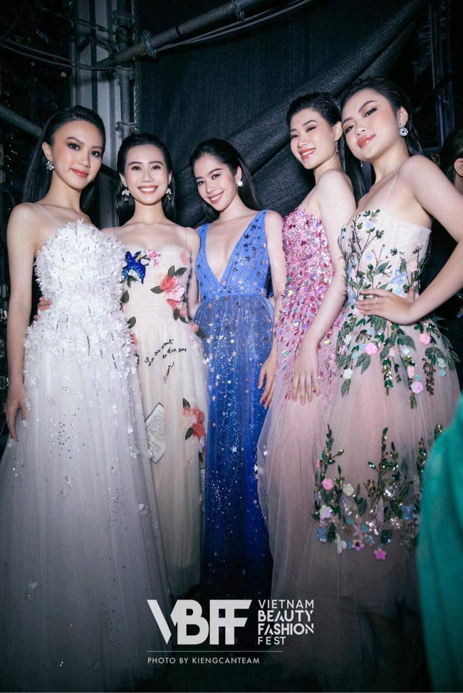 Buồn của Nam Em: Diện váy xẻ ngực đứng vị trí trung tâm vẫn bị loạt đàn em tươi xinh mơn mởn ở Miss World Vietnam đè bẹp - Ảnh 2.