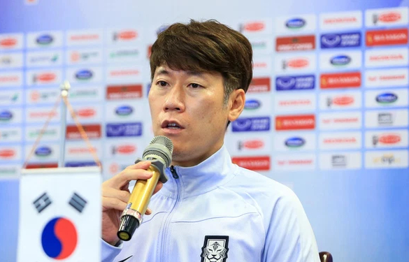 Cầu thủ đẹp trai nhất U20 Hàn Quốc gây sốt trong buổi họp báo trước trận gặp U23 Việt Nam - Ảnh 1.