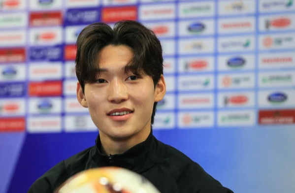 Cầu thủ đẹp trai nhất U20 Hàn Quốc gây sốt trong buổi họp báo trước trận gặp U23 Việt Nam - Ảnh 2.