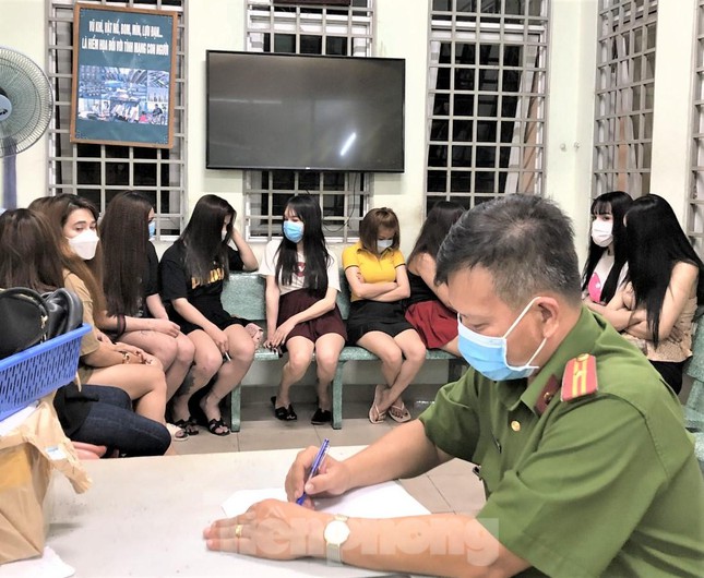 Nhiều tiếp viên quán cà phê ở Bình Dương dụ khách mua dâm - Ảnh 1.