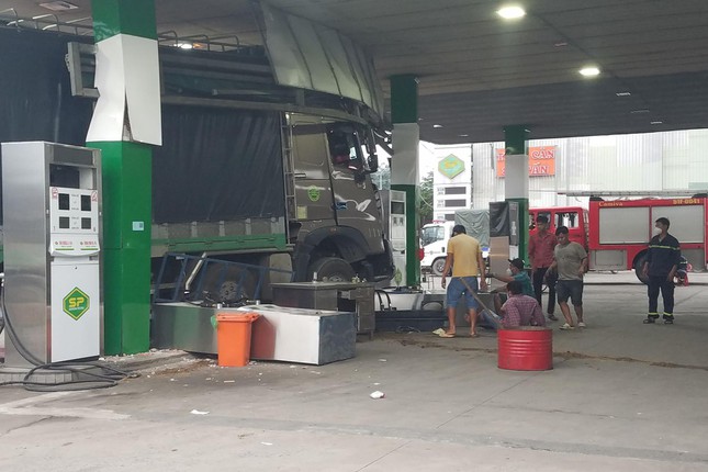 The truck crashed into two petrol pump poles after colliding with a container truck - Photo 3.