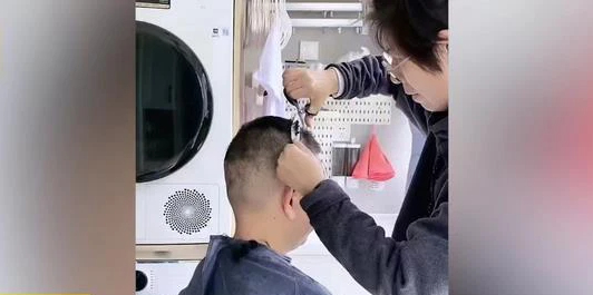 Isolated at home thanks to his wife cutting his hair, thinking he had a neat and masculine head, the man cried loudly at the new image in the mirror - Photo 3.