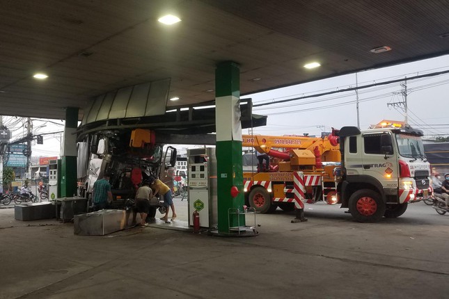 The truck crashed into two petrol pump poles after colliding with a container truck - Photo 4.