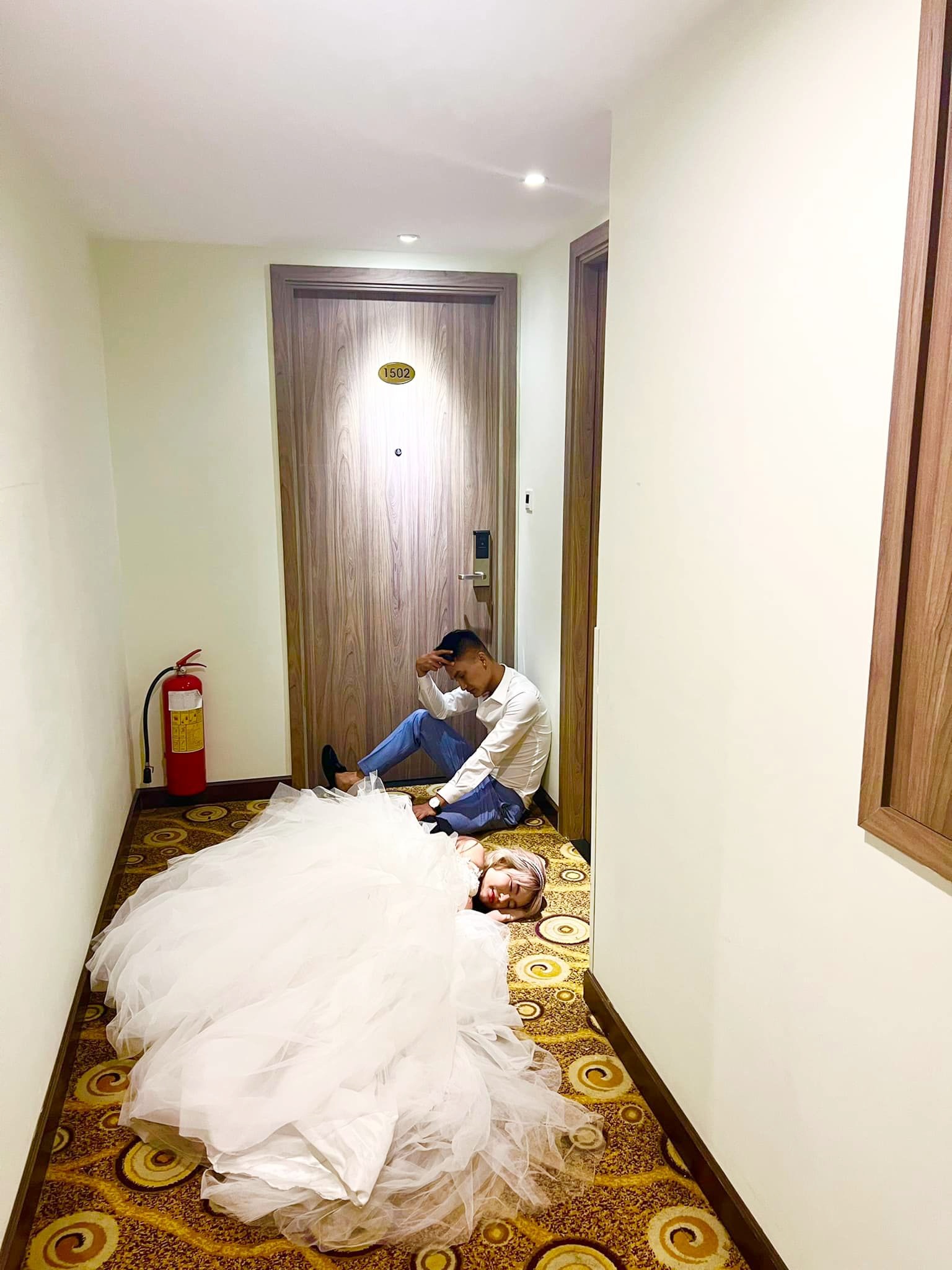 1 Vbiz couple in a wedding dress lying on the floor, it turns out that every married couple goes through!  - Photo 2.