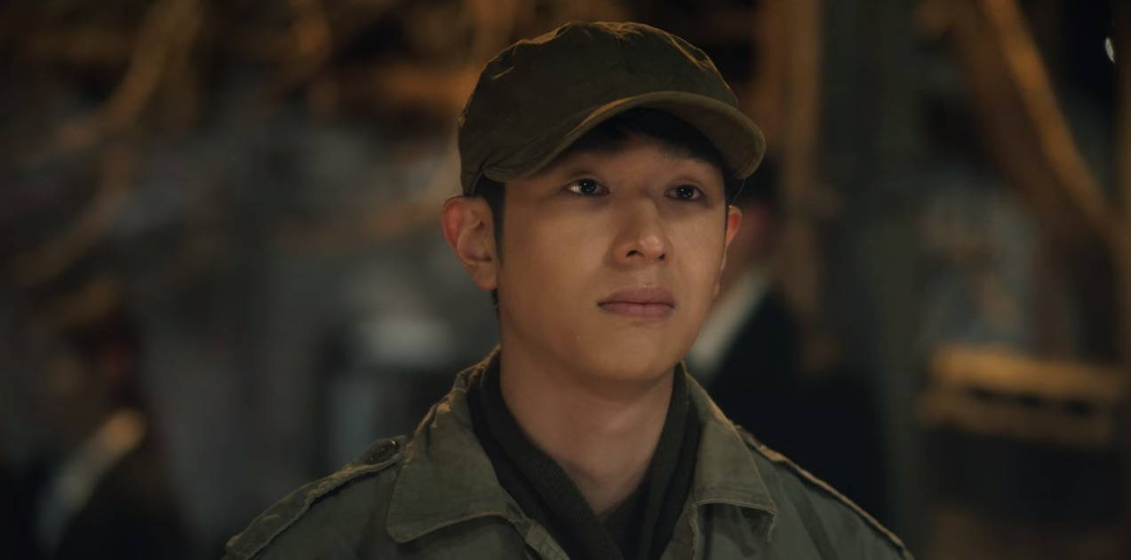 The 10-second male god Squid Game reappears in a new movie: Causing fever because of his top-notch visuals, appearing for a few minutes but eating the male lead with a stiff face - Photo 2. The 10-second male god Squid Game reappears in a new movie: Causing fever because of his top-notch visuals, appearing for a few minutes but eating the male lead with a stiff face - Photo 2.