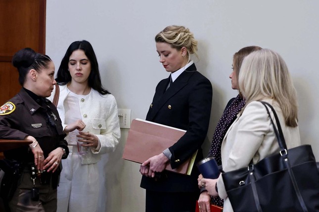 During a trial, close friends of both Johnny Depp and Amber Heard were fired - Photo 3.