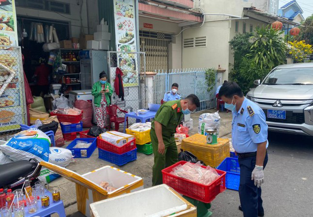 Ph&aacute;t hiện hộ kinh doanh chứa hơn 2 tạ c&aacute; hồi, b&agrave;o ngư, bắp b&ograve;... kh&ocirc;ng r&otilde; nguồn gốc - Ảnh 1.