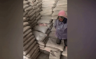 Cụ b&agrave; bốc dỡ h&agrave;ng tấn xi măng kiếm tiền phụ gia đ&igrave;nh: Cụ tự nguyện, muốn được đi l&agrave;m - Ảnh 1.