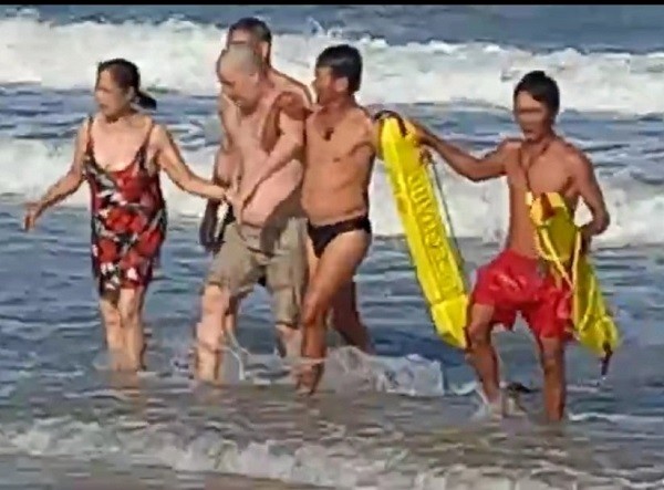 Cứu vớt kịp thời 2 du khách bị sóng cuốn khi tắm biển Vũng Tàu - Ảnh 1.