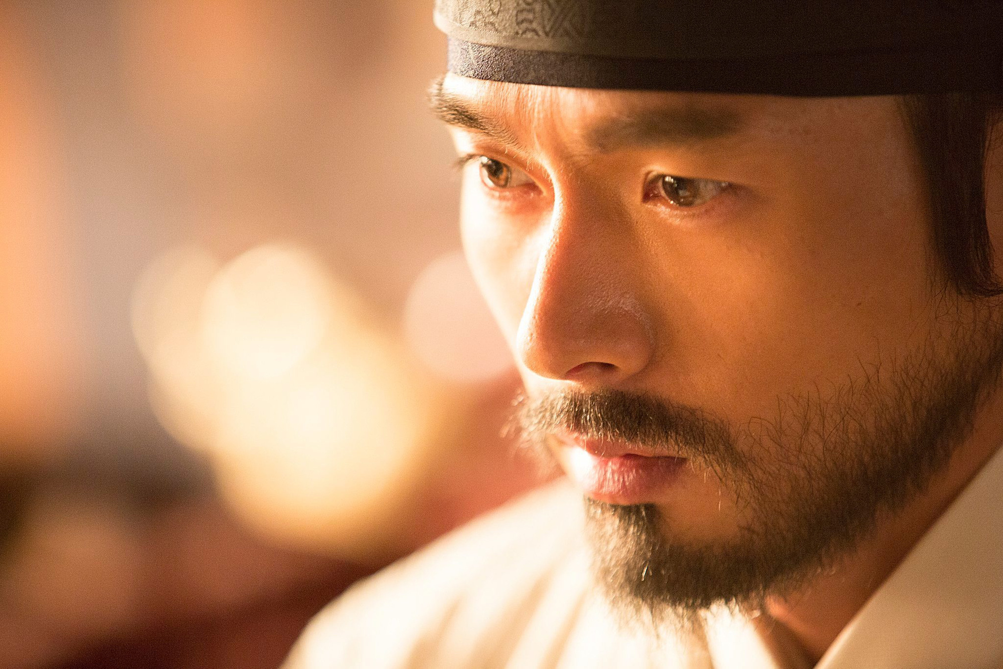 Không nhận ra Hyun Bin với gương mặt râu ria xồm xoàm, tạo hình cổ trang vẫn đẹp và đầy khí chất quân vương - Ảnh 3.