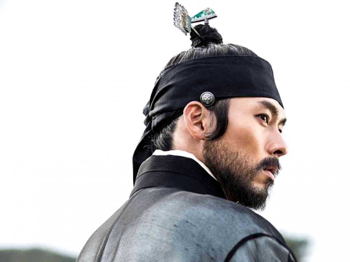 Không nhận ra Hyun Bin với gương mặt râu ria xồm xoàm, tạo hình cổ trang vẫn đẹp và đầy khí chất quân vương - Ảnh 4.