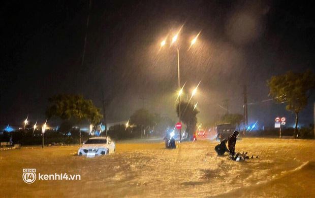 Mưa trắng trời, đường phố Đà Nẵng biến thành sông, nhiều phương tiện chết máy trong đêm - Ảnh 5.