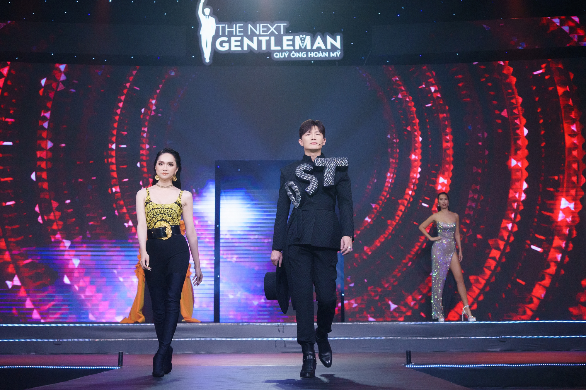 Hello, does Pharmacist Tien suffocate when he puts on a set of clothes like carrying a float in the Semi-Final of Huong Giang show?  - Photo 6.