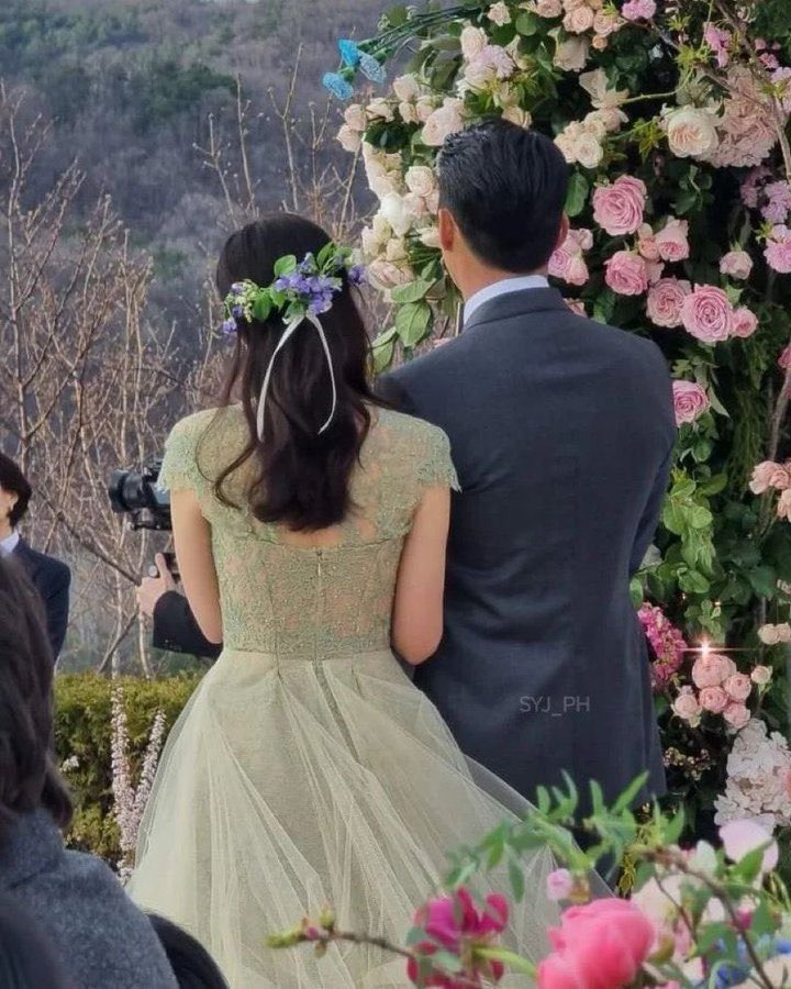 Son Ye Jin mặc váy cưới Elie Saab Vera Wang trong hôn lễ với Hyun Bin