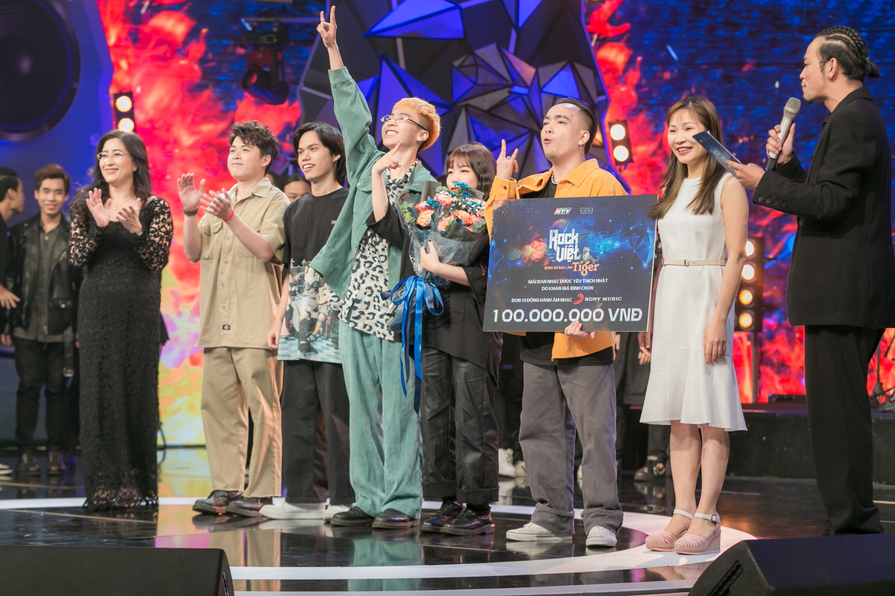 Student Pham Anh Khoa was crowned Vietnamese Rock Champion for the first season - Photo 3.