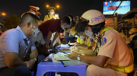 Bị CSGT kiểm tra nồng độ cồn, người vi phạm: &ldquo;100 triệu đồng cũng đ&oacute;ng nhưng sếp phải chứng minh&rdquo; - Ảnh 2.