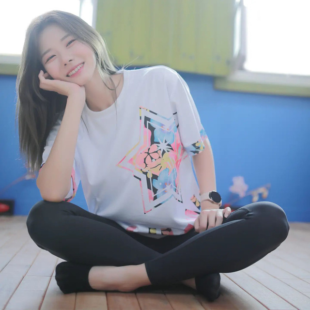 Rũ bỏ m&aacute;c ngoan hiền để theo đuổi tr&agrave;o lưu gợi cảm, nữ streamer xinh đẹp lột x&aacute;c ấn tượng, chỉ số tăng ch&oacute;ng mặt - Ảnh 4.