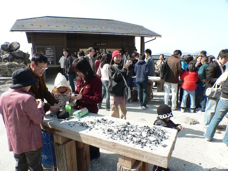 A little-known story about the black eggs carrying the rumor that eating one fruit lived for 7 years longer, people flocked to Hell Valley to enjoy - Photo 3.