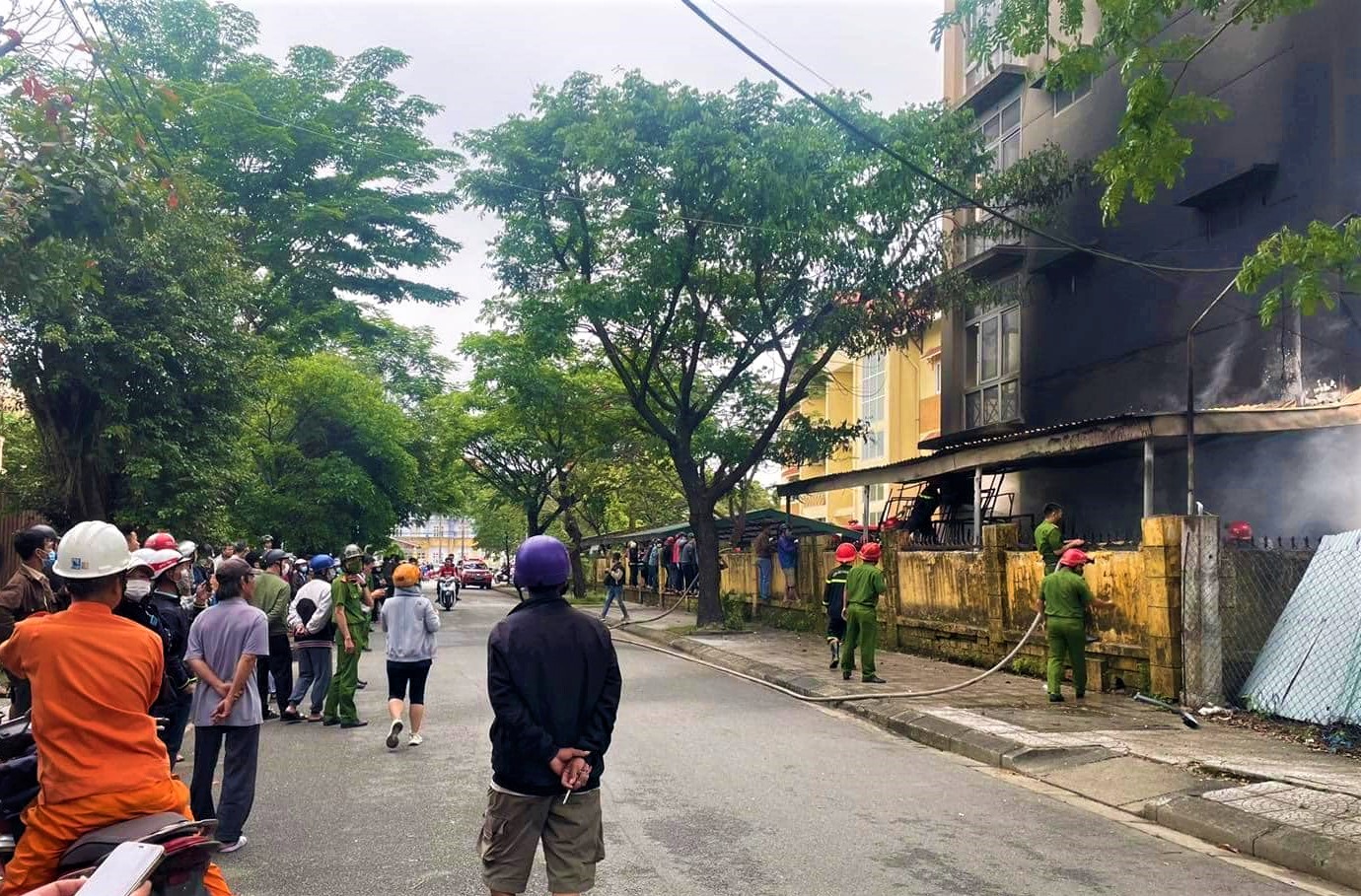 Big fire at Hue University - Photo 4.