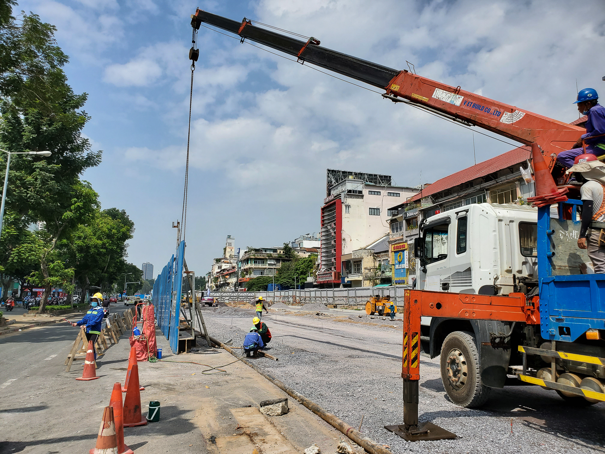 Rào chắn Metro trên “đất vàng” quận 1 được tháo dỡ, mở ra không gian đi bộ mới cho người dân TP.HCM  - Ảnh 4.