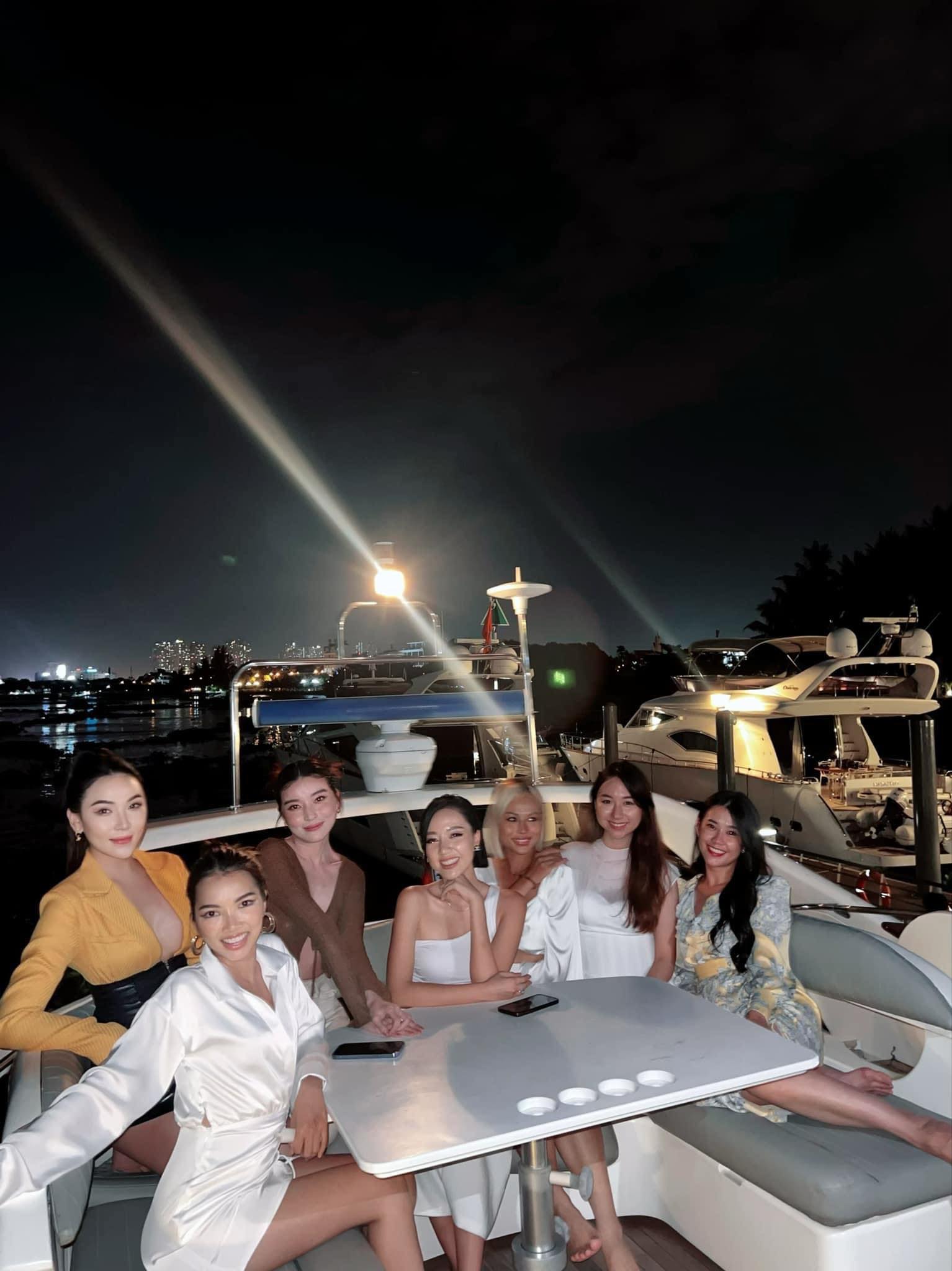 Cao Thai Ha's birthday on the yacht: Quynh Thu and the beauties dress up in sexy clothes, the owner of the party transforms to the fullest!  - Photo 4.