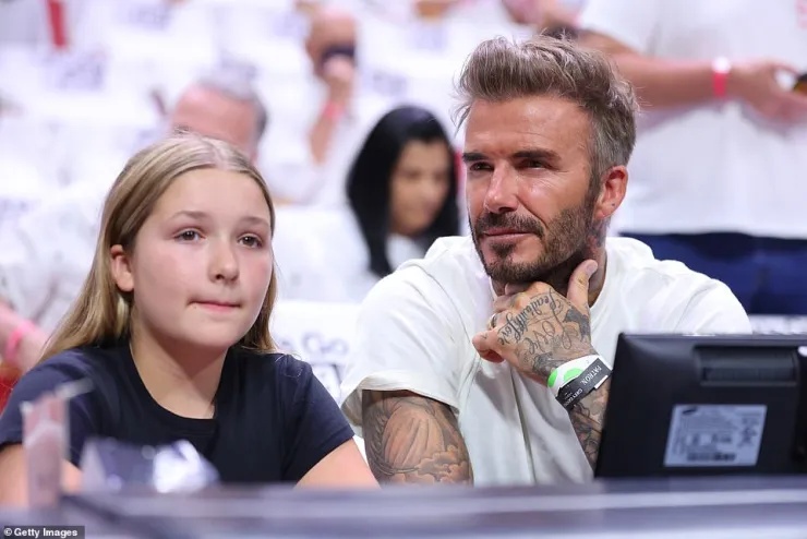 David Beckham caused an uproar on the NBA football field with his bright visual, who was afraid to be caught in the spotlight by the shouting of Harper's daughter - Photo 3.