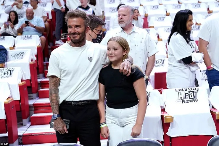 David Beckham caused an uproar in the NBA football field with his bright visual, who was afraid to be caught in the spotlight by the shouting of Harper's daughter - Photo 6.