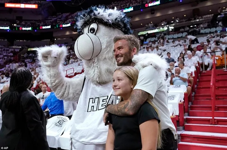 David Beckham caused an uproar on the NBA football field with his bright visual, who was afraid to be caught in the spotlight by the shouting of Harper's daughter - Photo 9.