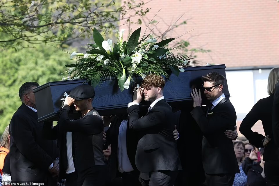 Funeral for the famous male singer who died of cancer: The Wanted carried the coffin to see him off, rival member One Direction was suddenly present among hundreds of fans - Photo 3.
