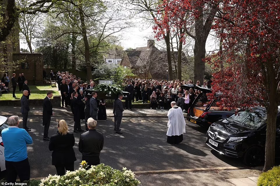 Funeral for a popular male singer who died of cancer: The Wanted carried the coffin to see him off, rival member One Direction was suddenly present among hundreds of fans - Photo 5. Funeral for a popular male singer who died of cancer: The Wanted carried the coffin to see him off, rival member One Direction was suddenly present among hundreds of fans - Photo 5.