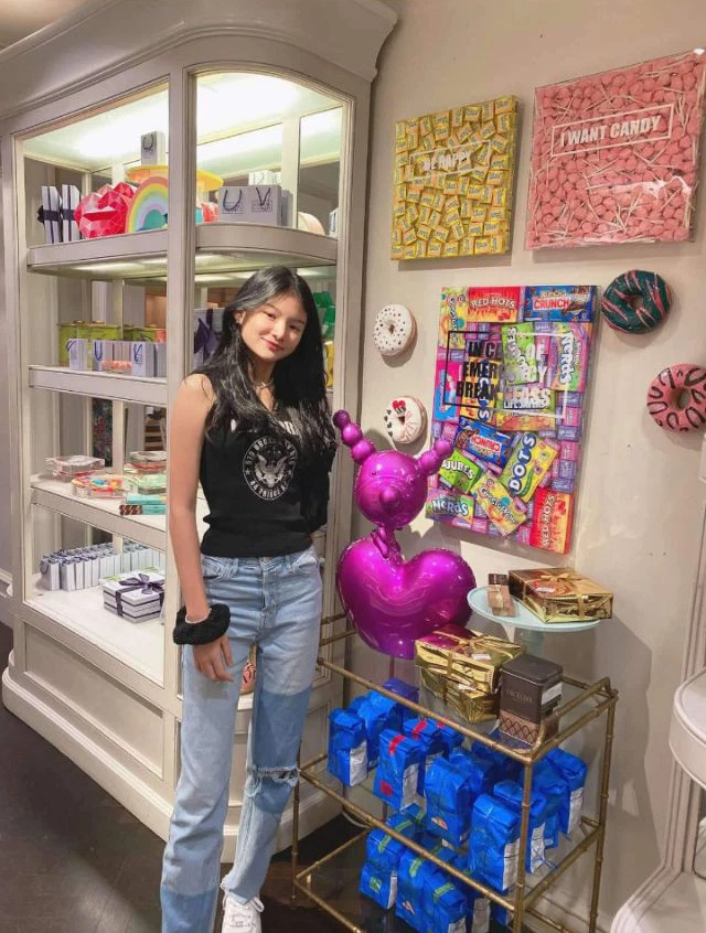 The 14-year-old daughter of Truong Ngoc Anh wears stylish, cool-girl clothes, and doesn't get bored looking at it 1000 times - Photo 1. The 14-year-old daughter of Truong Ngoc Anh wears stylish, cool-girl clothes, and doesn't get bored looking at it 1000 times - Photo 1.