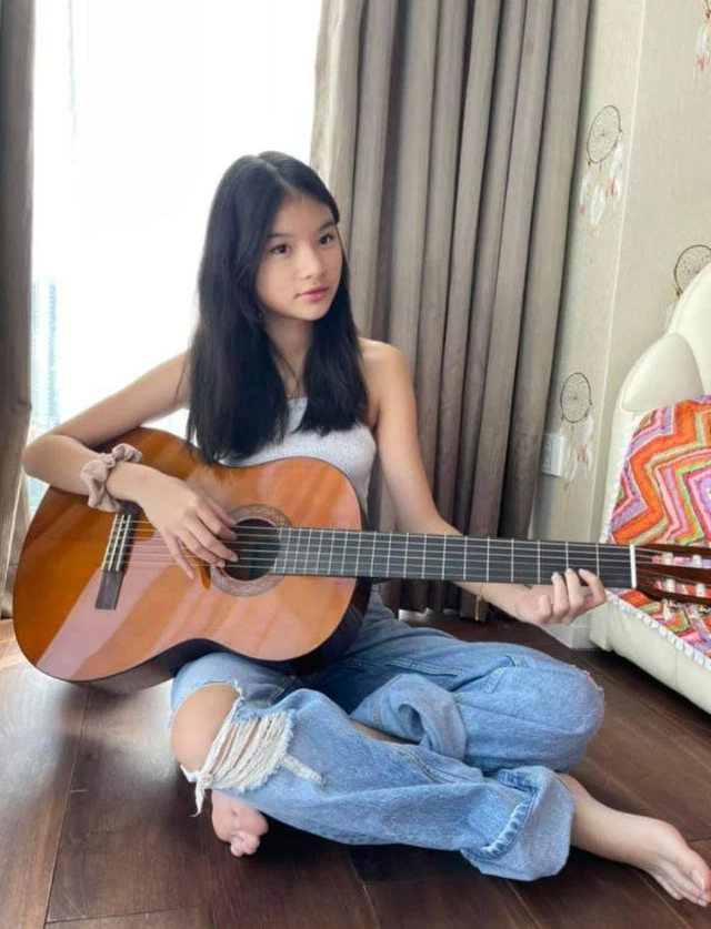 14-year-old Truong Ngoc Anh's daughter dresses up in stylish, standard cool-girl clothes, even looking at it 1000 times won't get bored - Photo 3.