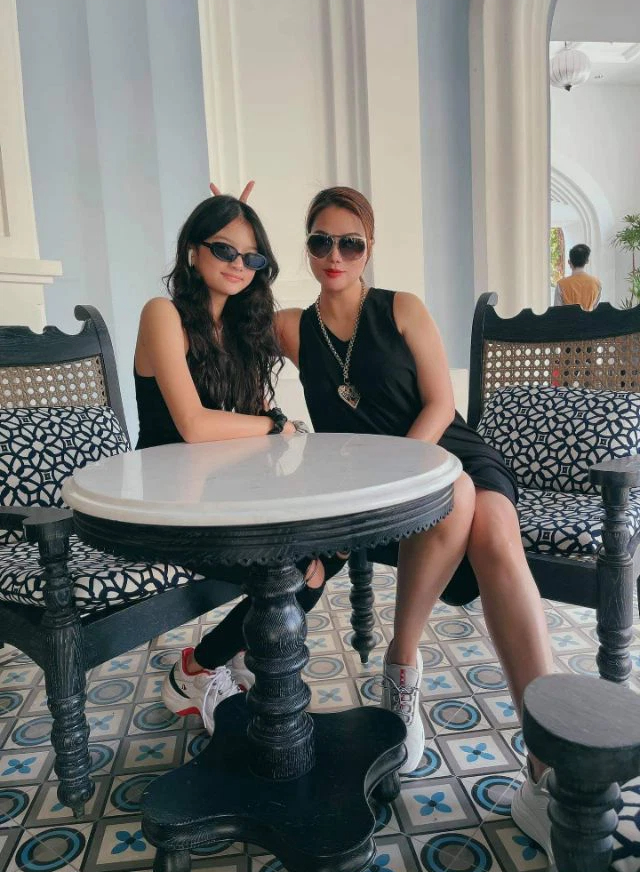 14-year-old Truong Ngoc Anh's daughter dresses up in stylish, cool-girl clothes, even if you look at it 1000 times, you won't get bored - Photo 2. 14-year-old Truong Ngoc Anh's daughter dresses up in stylish, cool-girl clothes, even if you look at it 1000 times, you won't get bored - Photo 2.