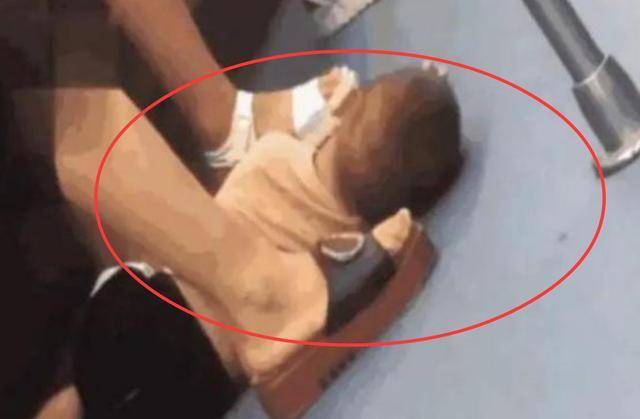 The boy lay motionless on the deck, the passenger decided to call the police when he saw the child's HANDS: The truth then became unbelievable - Photo 2.