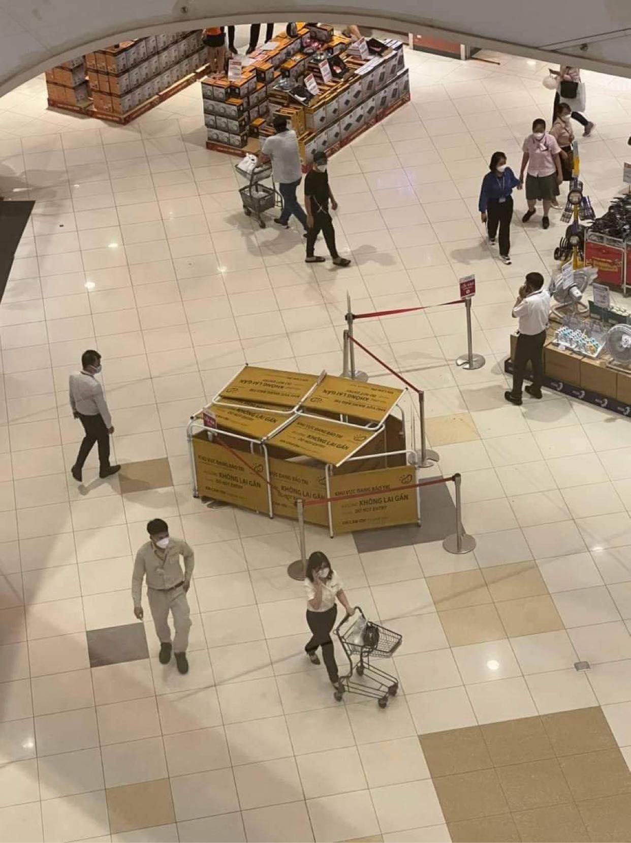 Nam bảo vệ rơi lầu tại siêu thị Aeon MaLL Bình Dương  - Ảnh 1.