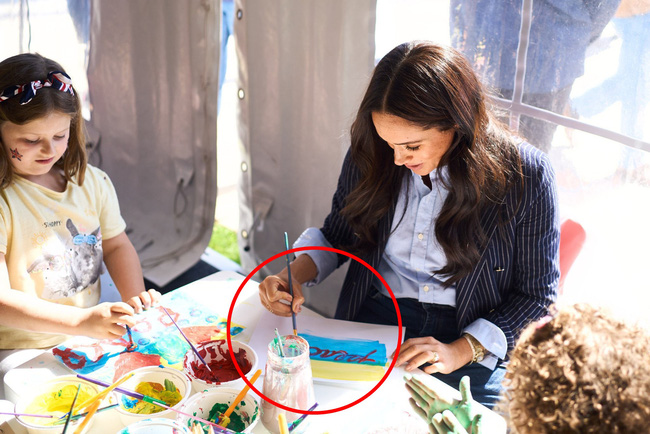 Bức ảnh gây bão MXH: Meghan mắc sai lầm không thể cứu vãn với một chi tiết đáng xấu hổ - Ảnh 3.