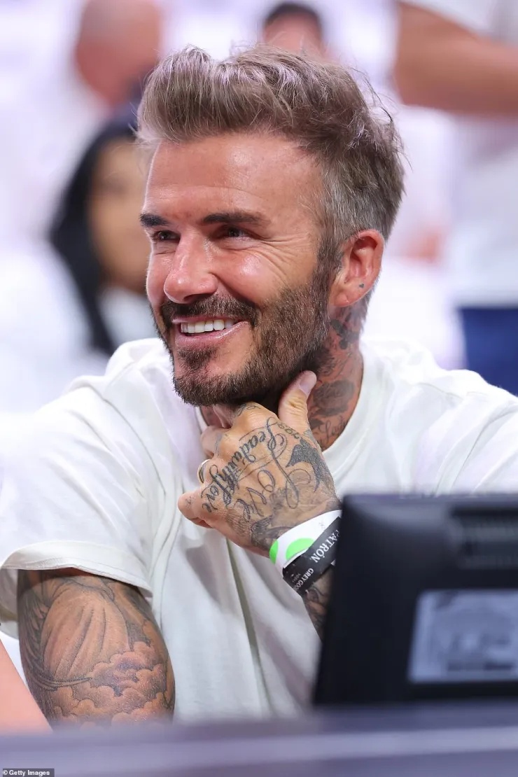 David Beckham gây náo loạn sân bóng NBA với visual sáng bừng, ai dè bị màn hò hét của ái nữ Harper giật spotlight - Ảnh 5.