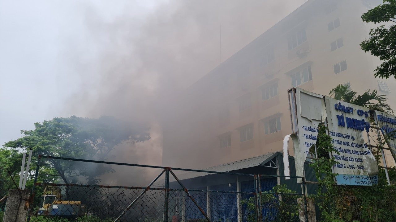 Big fire at Hue University - Photo 1.