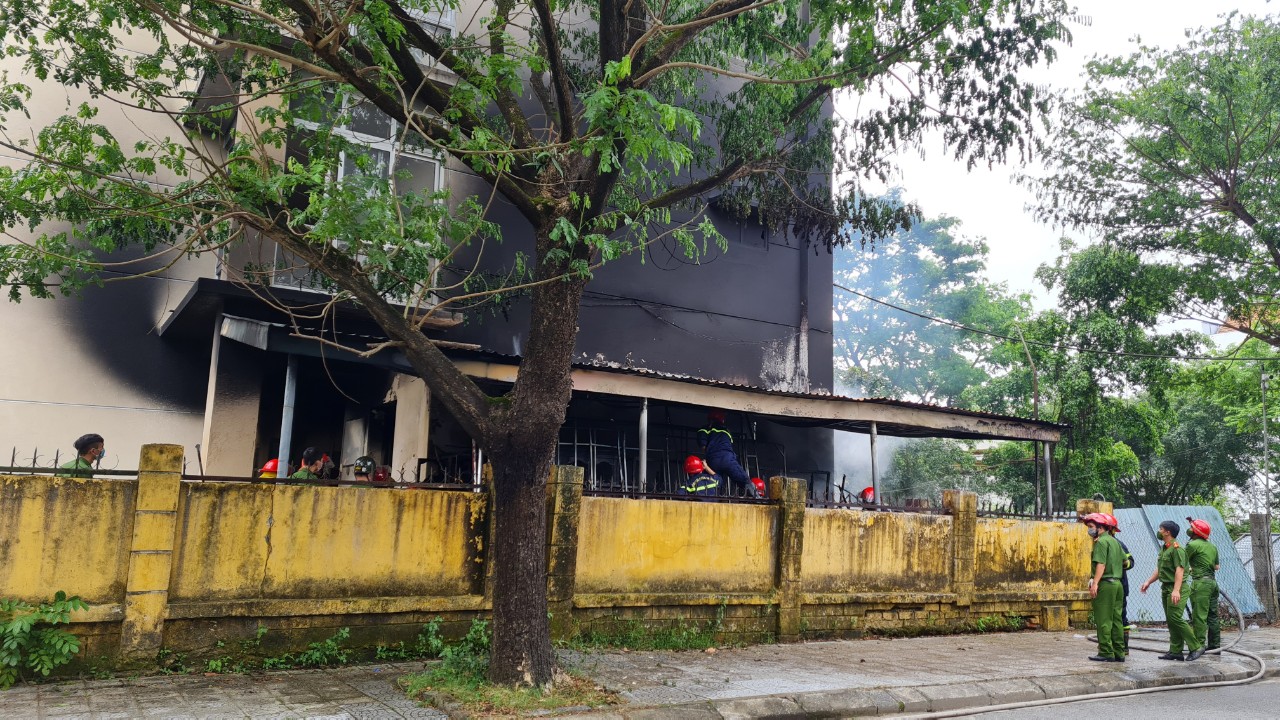 Big fire at Hue University - Photo 3.