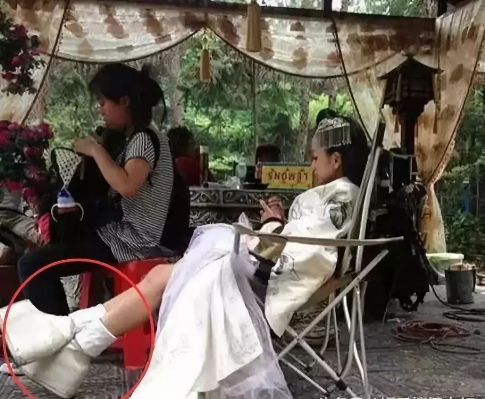 8 sao Cbiz bị b&oacute;c mẽ x&agrave;i gi&agrave;y độn: C&uacute;c Tịnh Y hack chiều cao khủng khiếp, xem tới La V&acirc;n Hi m&agrave; ngại gi&ugrave;m anh - Ảnh 6.